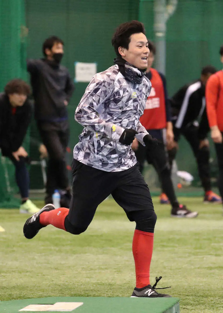 広島・栗林がWBC公式球を分析「球が滑る。力入れて投げると重く感じる」　24日にブルペンで今年初使用