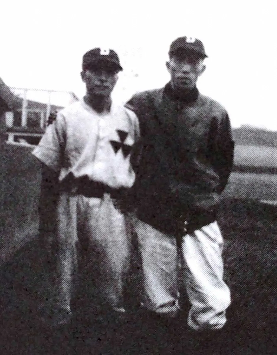 同志社大主将当時の谷村友一さん。左は獺口彰監督（1950年、神宮球場）＝『同志社大学野球部史』より＝