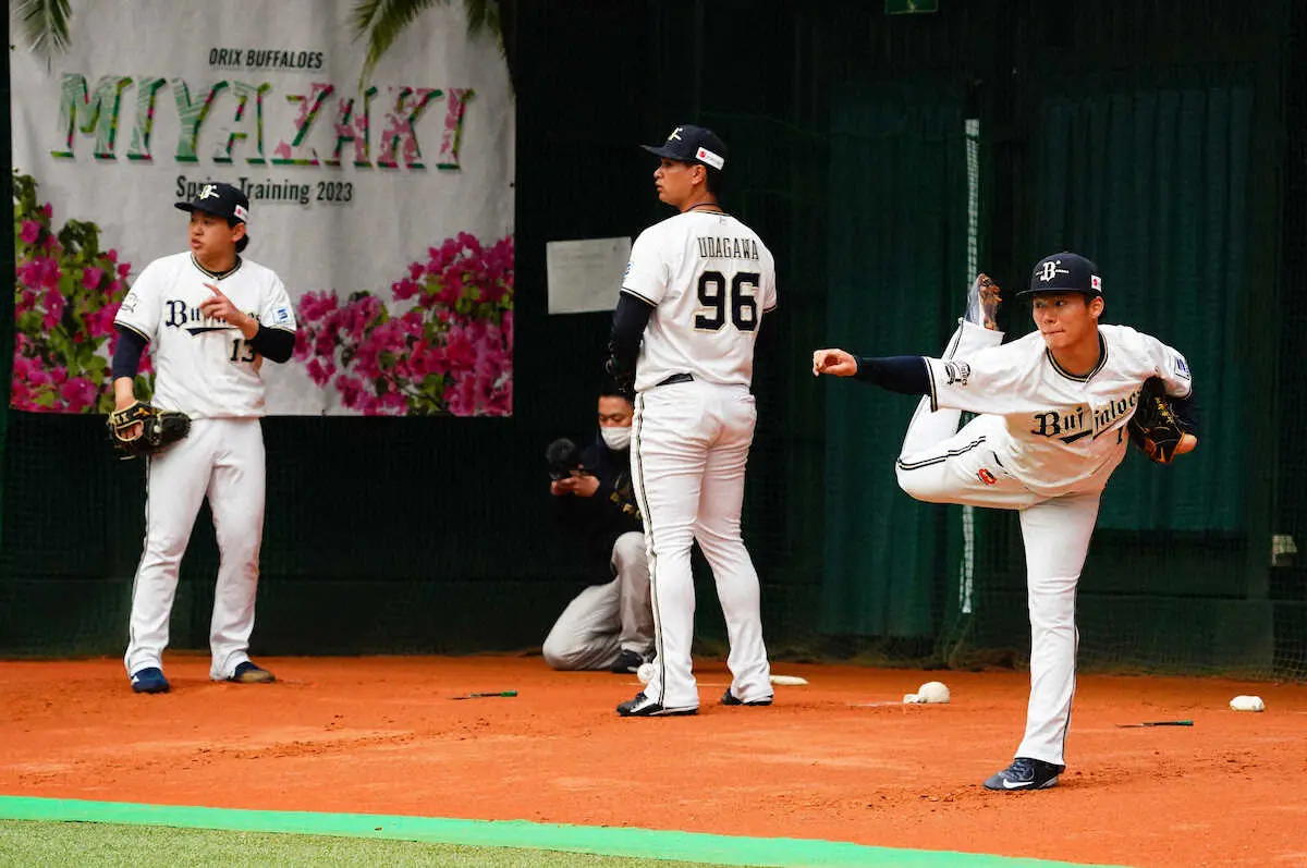 オリックス　山本、宇田川、宮城　侍ジャパンの3選手が並んでブルペン投球