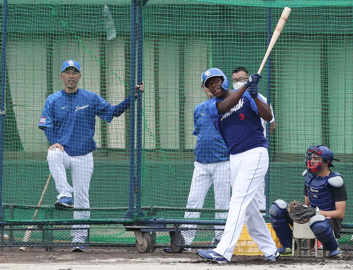 フリー打撃で防球ネットを越える場外弾を放つ中日・アキーノ（左は和田打撃コーチ）（撮影・椎名　航）