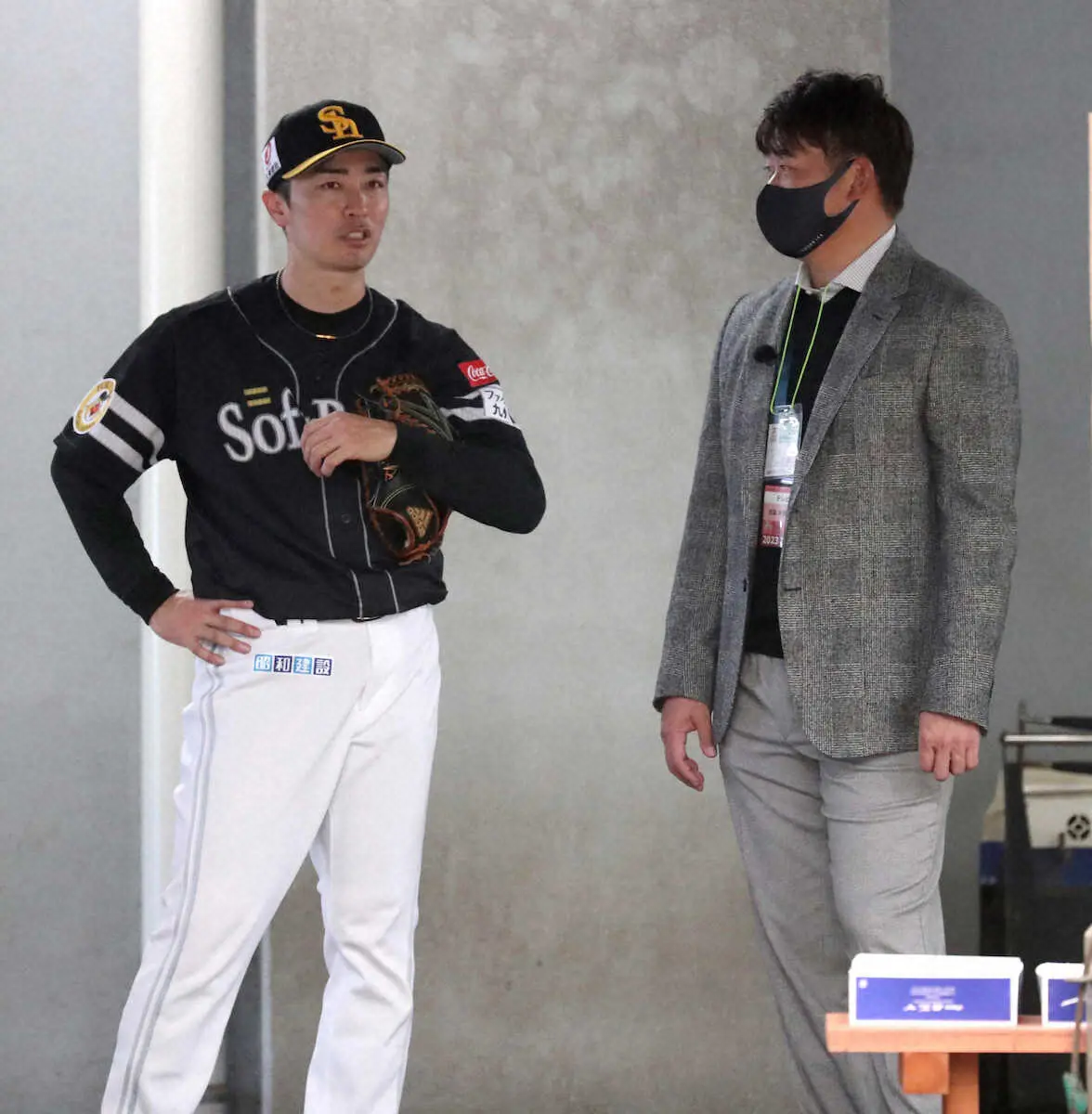 投球練習を終えた和田と話しをする本紙評論家の松坂（右）
