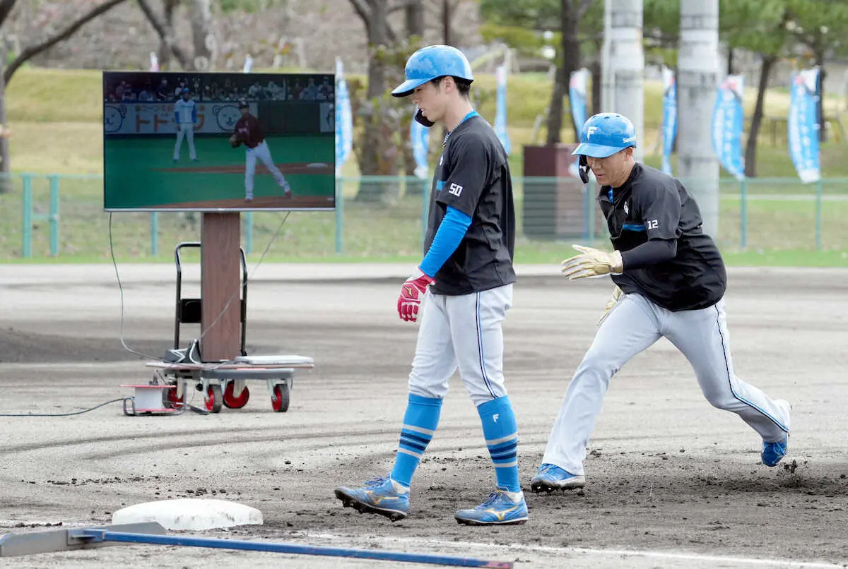楽天投手の映像をテレビで流し走塁練習をする日本ハム・矢沢（左は五十幡）（撮影・高橋　茂夫）