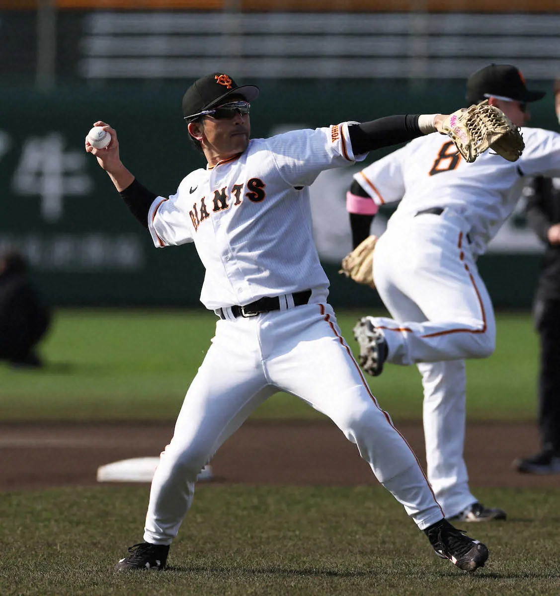 巨人・松田宣浩　キャンプシートノックで二塁守備　不慣れポジションも「なんでもチャレンジ」