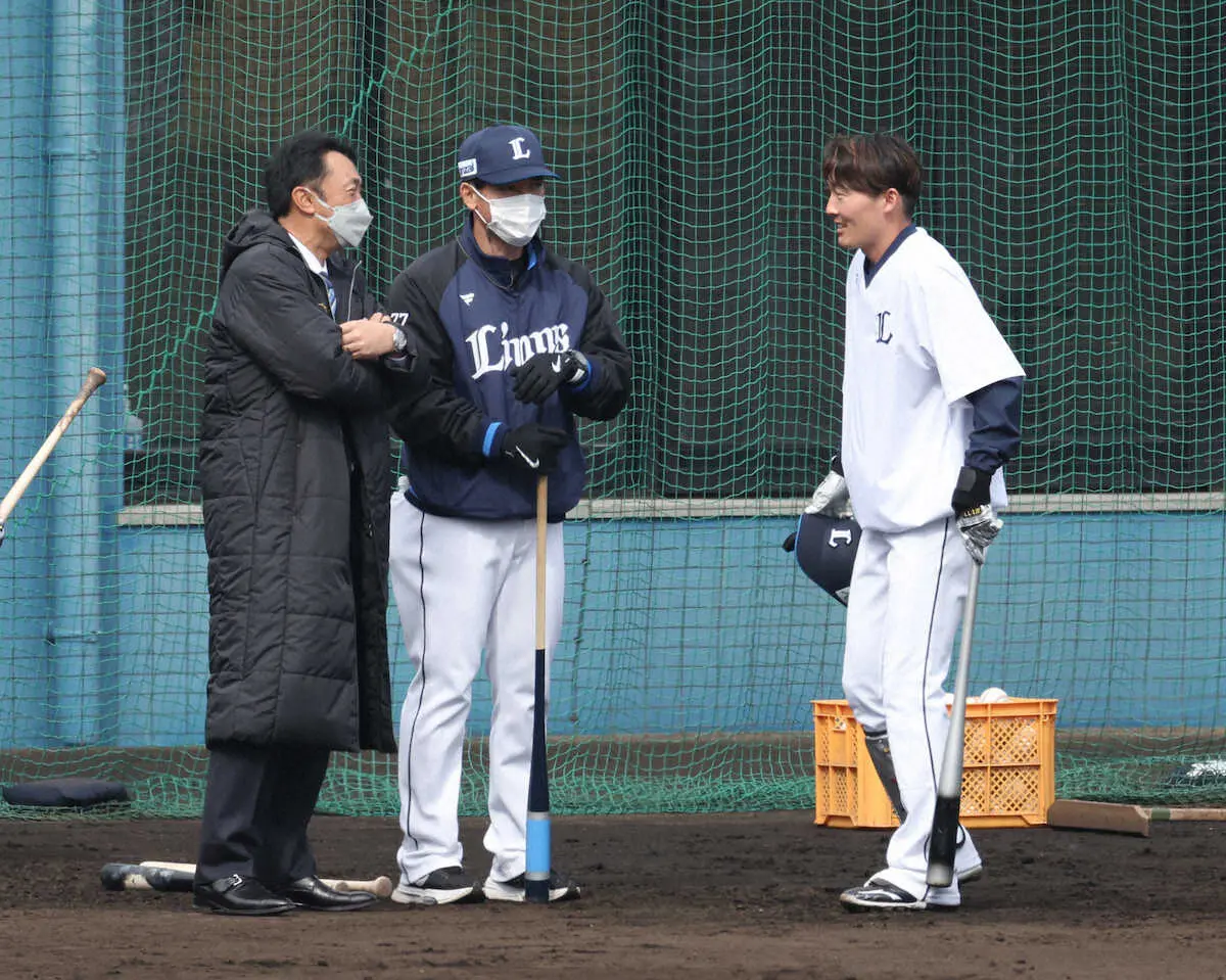 談笑する（左から）野球評論家の宮本慎也氏、松井監督、源田（撮影・白鳥　佳樹）