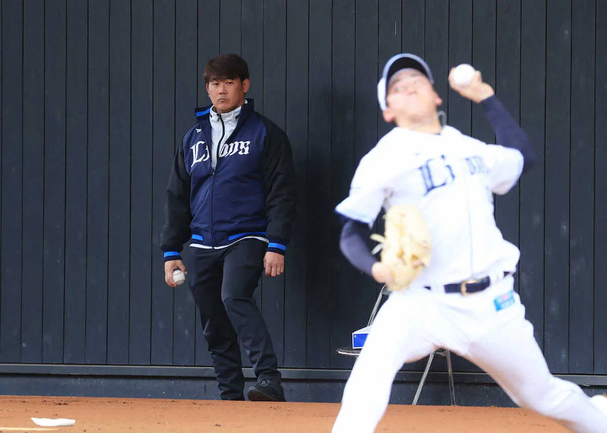 西武臨時コーチの松坂大輔氏　2年目左腕・佐藤や大曲にブルペンでアドバイス