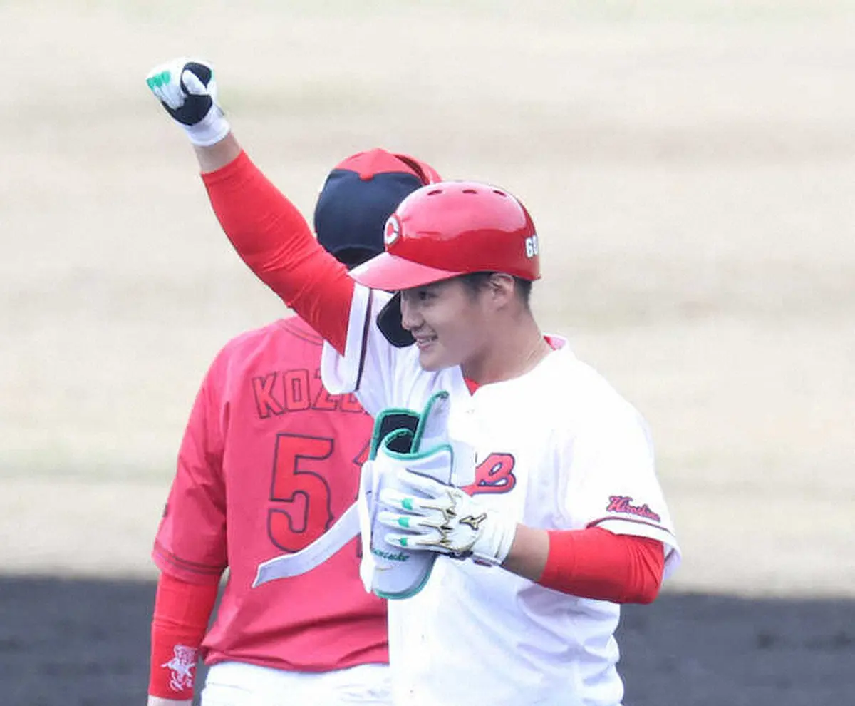 紅白戦の2回、田村は二塁打を放つ（投手・遠藤）（撮影・平嶋　理子）