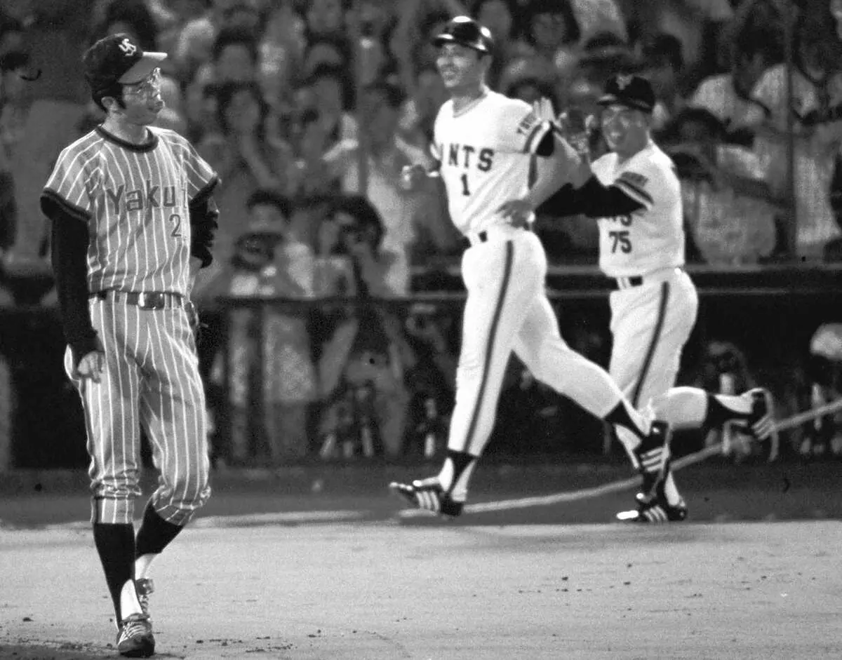 1977年9月、巨人の王貞治選手に通算756号本塁打を許したヤクルトの鈴木康二朗さん（左）