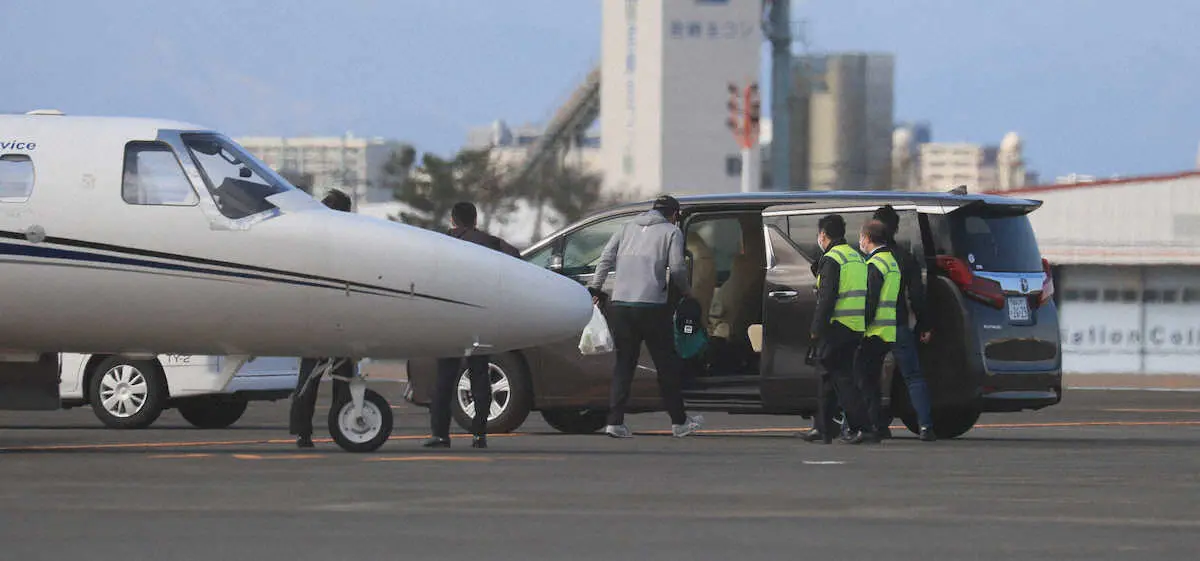 プライベートジェットで宮崎空港に到着したダルビッシュ（中央）は横付けされた車に乗り込む（撮影・尾崎　有希）
