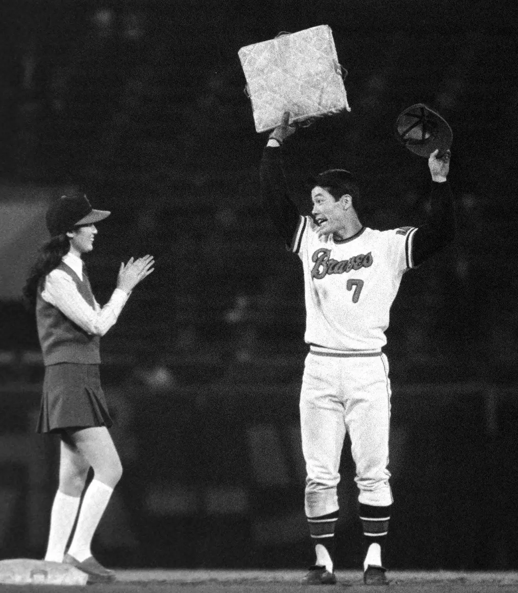 1972年9月26日の南海戦で、シーズン105盗塁の世界新を達成し、記念の二塁ベースを掲げる阪急・福本豊