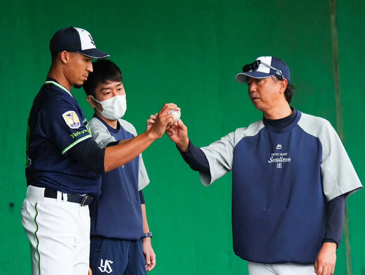 ヤクルト　伊藤智仁コーチが伝家の宝刀スライダーを新助っ人右腕に伝授