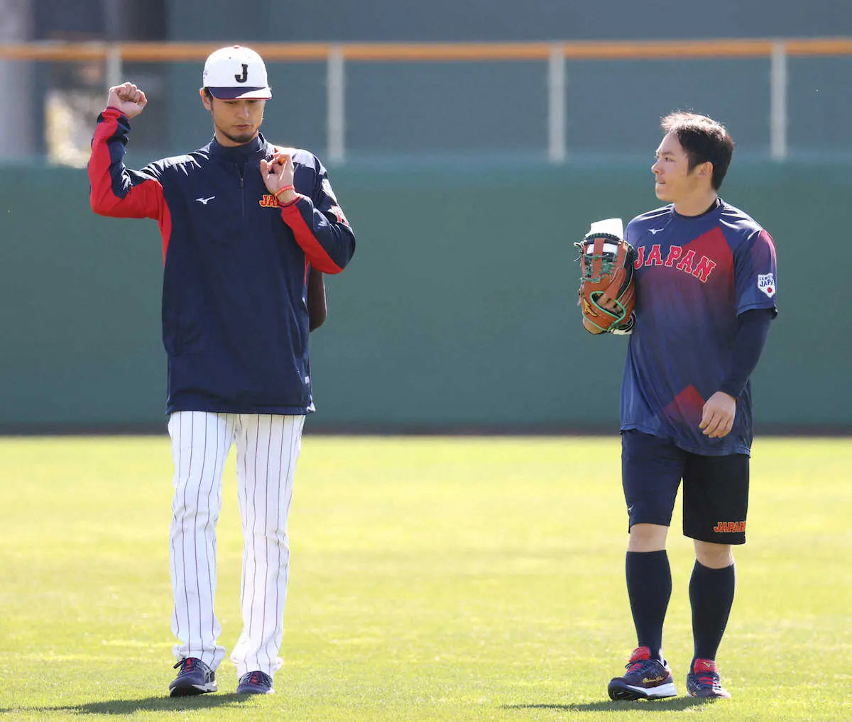 【侍ジャパン】合宿最終日も“ダル塾”開講　左手で松井裕に助言「何を聞いてもすぐ、たくさん返ってくる」