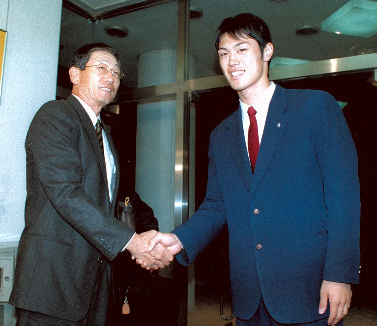 1998年11月、横浜・権藤監督（左）と笑顔で握手する豊田大谷高・古木