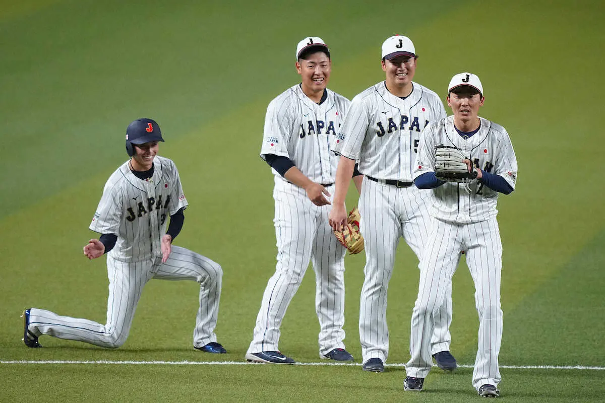 侍・岡本和　一、三塁、左翼で守備練習「外とは違いますし、感覚だったりを確かめながら」