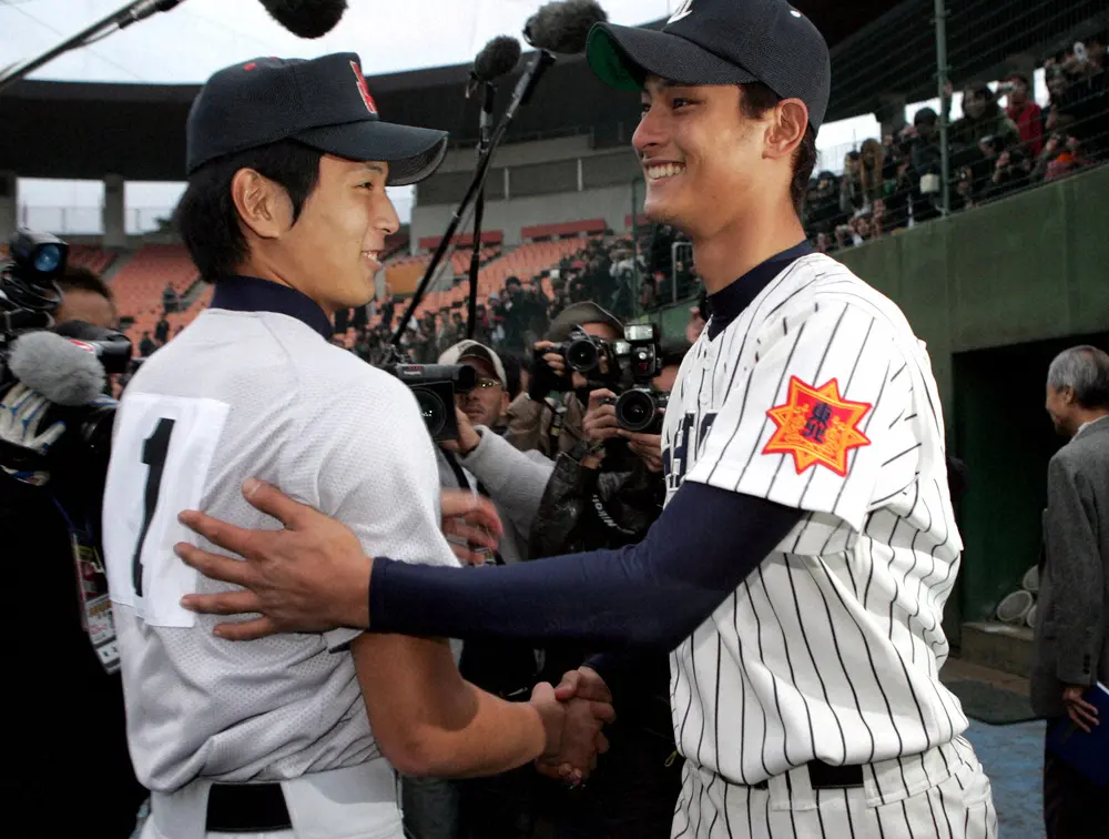 2004年、埼玉国体で握手を交わす横浜・涌井（左）と東北・ダルビッシュ