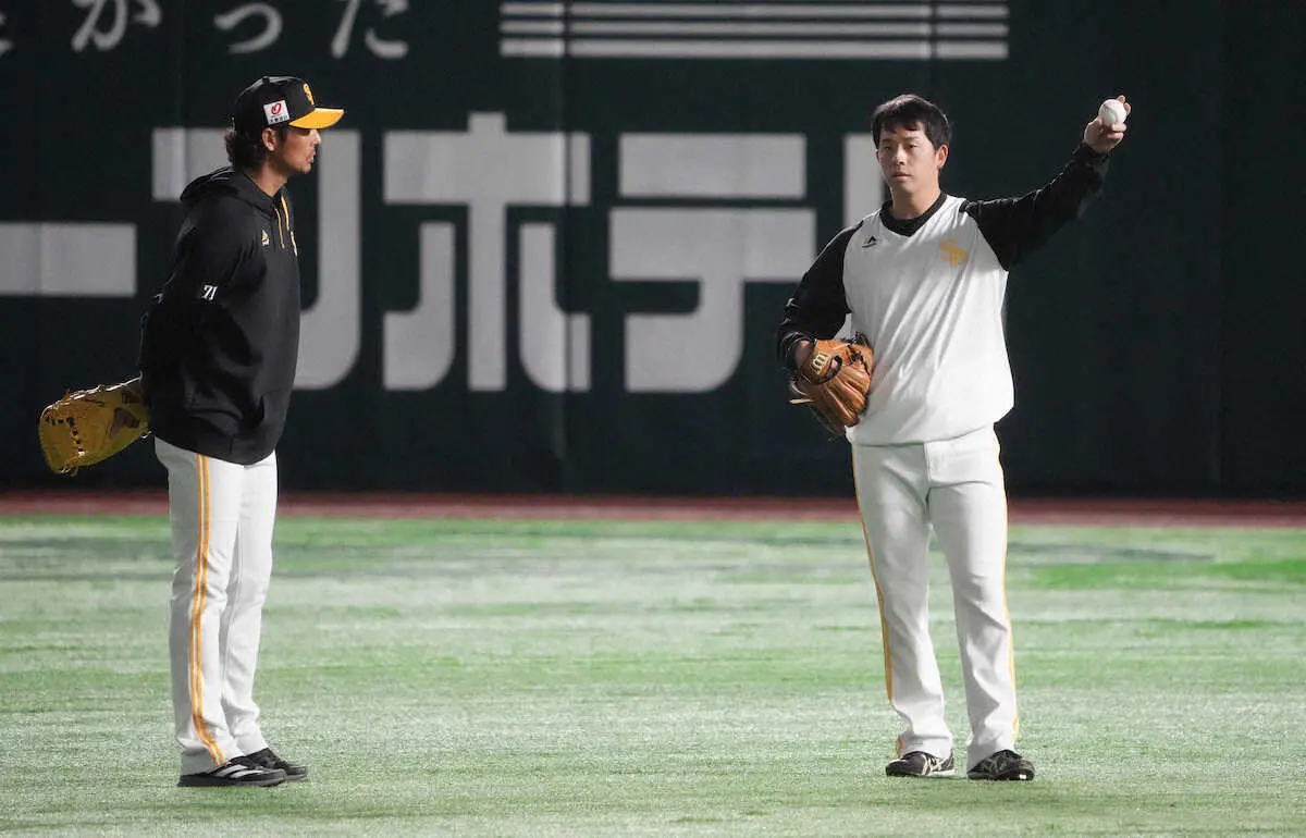 斉藤コーチ（左）と話す大関（撮影・岡田　丈靖）