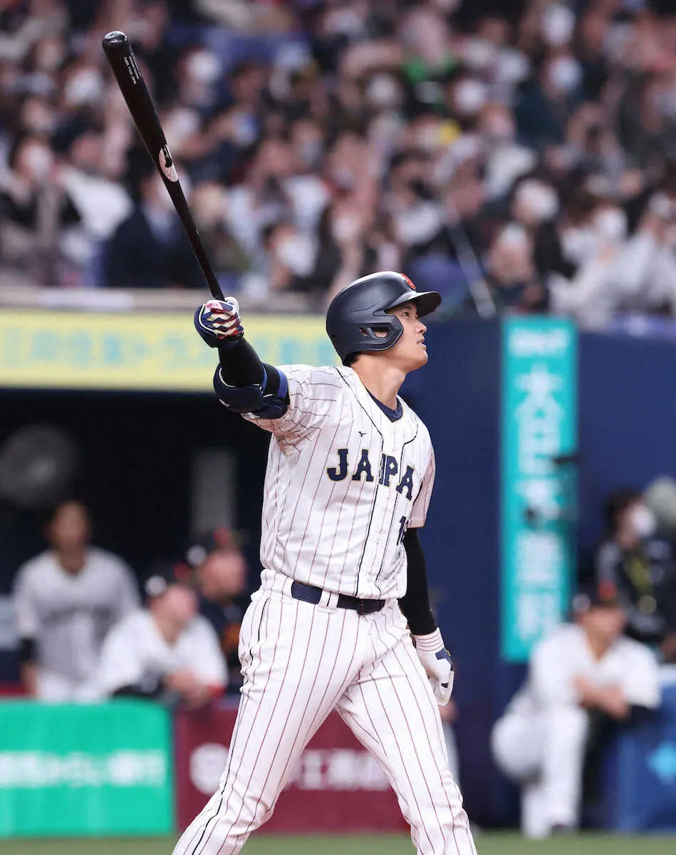 絵になる…６日の阪神との強化試合の5回2死一、二塁、2打席連続の本塁打となる3ランを放った大谷。ボールの軌道を見つめ…