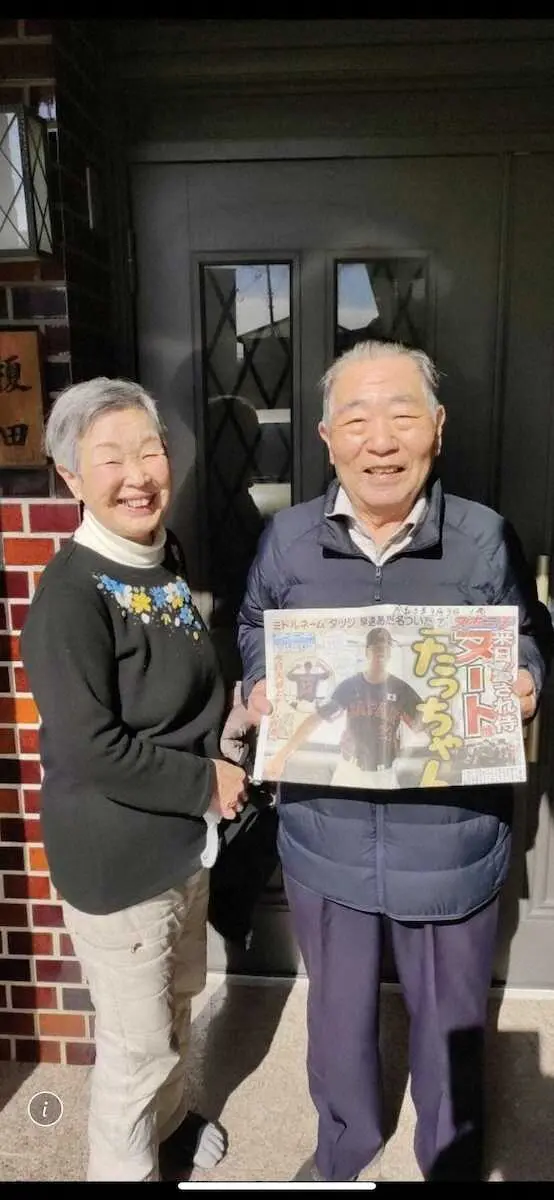 3日付スポニチ本紙を広げるヌートバーの祖父・榎田達治さんと祖母・和子さん