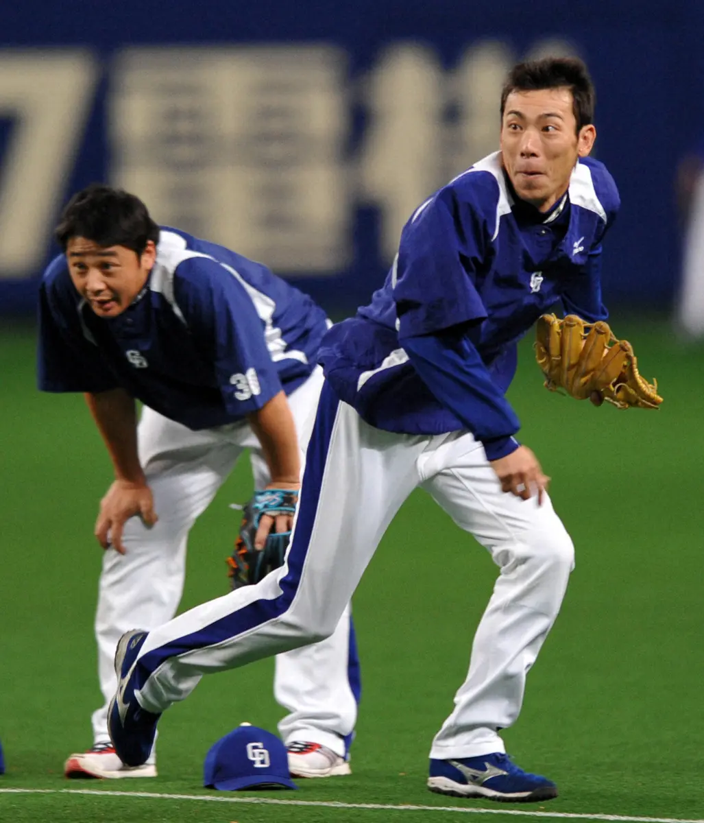 11年、日本シリーズに向けた練習で落合監督のノックを受ける荒木（右）と森野
