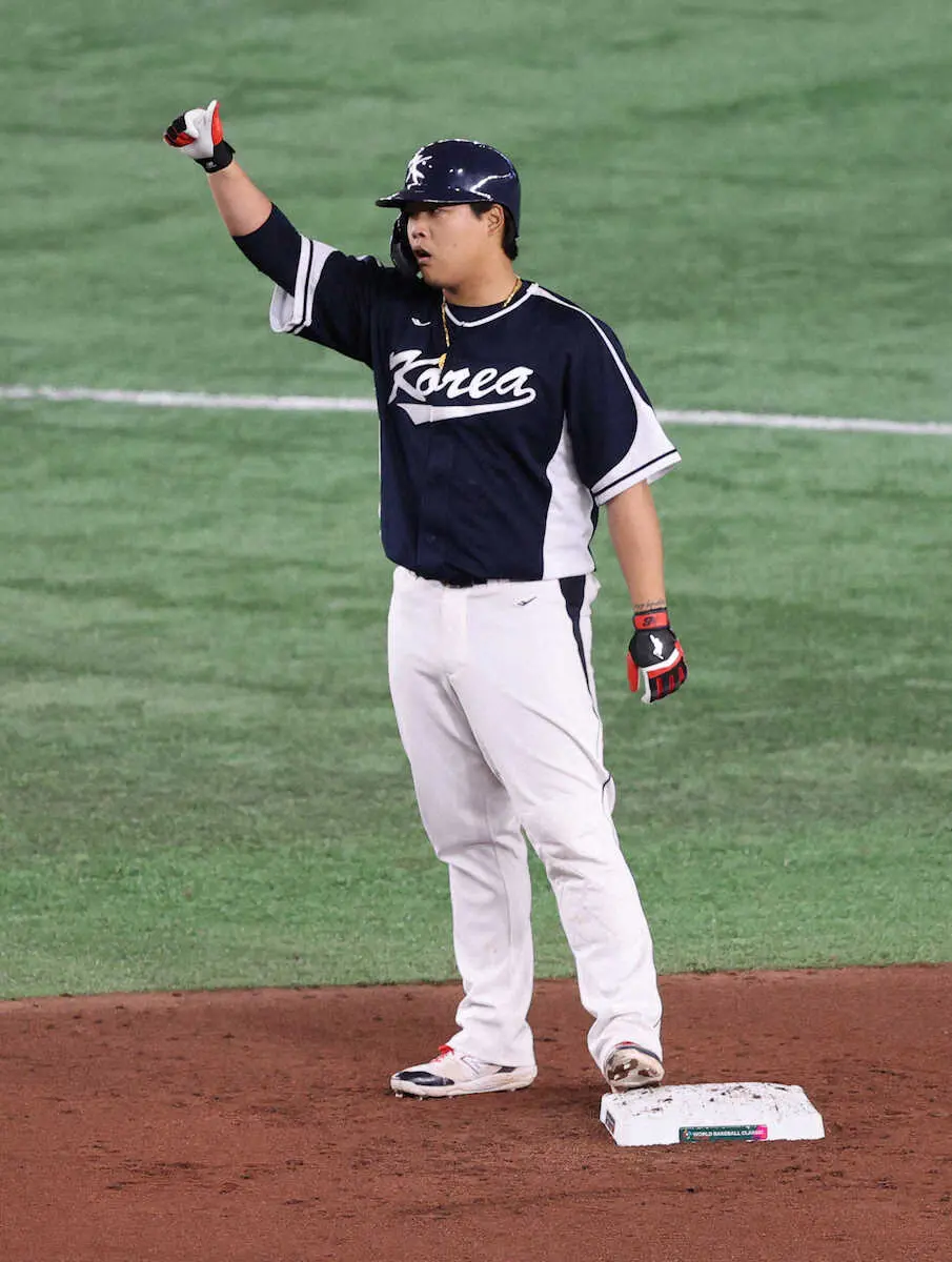 韓国のカン・ペクホがチーム初安打となる二塁打　ベースに“足付け”ガッツポーズ　前日は痛恨ミス