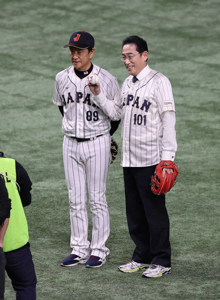 岸田文雄首相　WBC韓国戦始球式ワンバン投球で“球場騒然”　栗山監督のサインボール手に笑顔