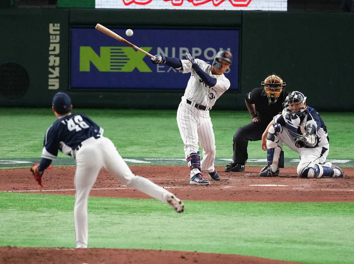 吉田正尚が逆転の2点適時打　一塁ベースで両手を上げて歓喜