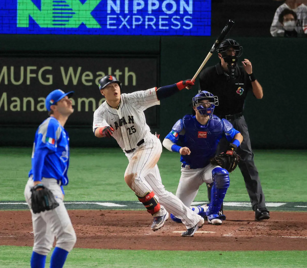 侍・岡本和1号5打点　初見の投手に“天才”の対応力　本拠東京Dが大熱狂