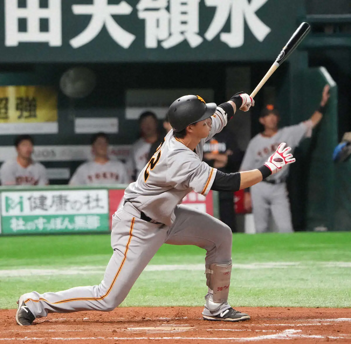 巨人・広岡　侍・岡本和とシンクロ競弾　ソフトB有原から左手一本でソロ本塁打