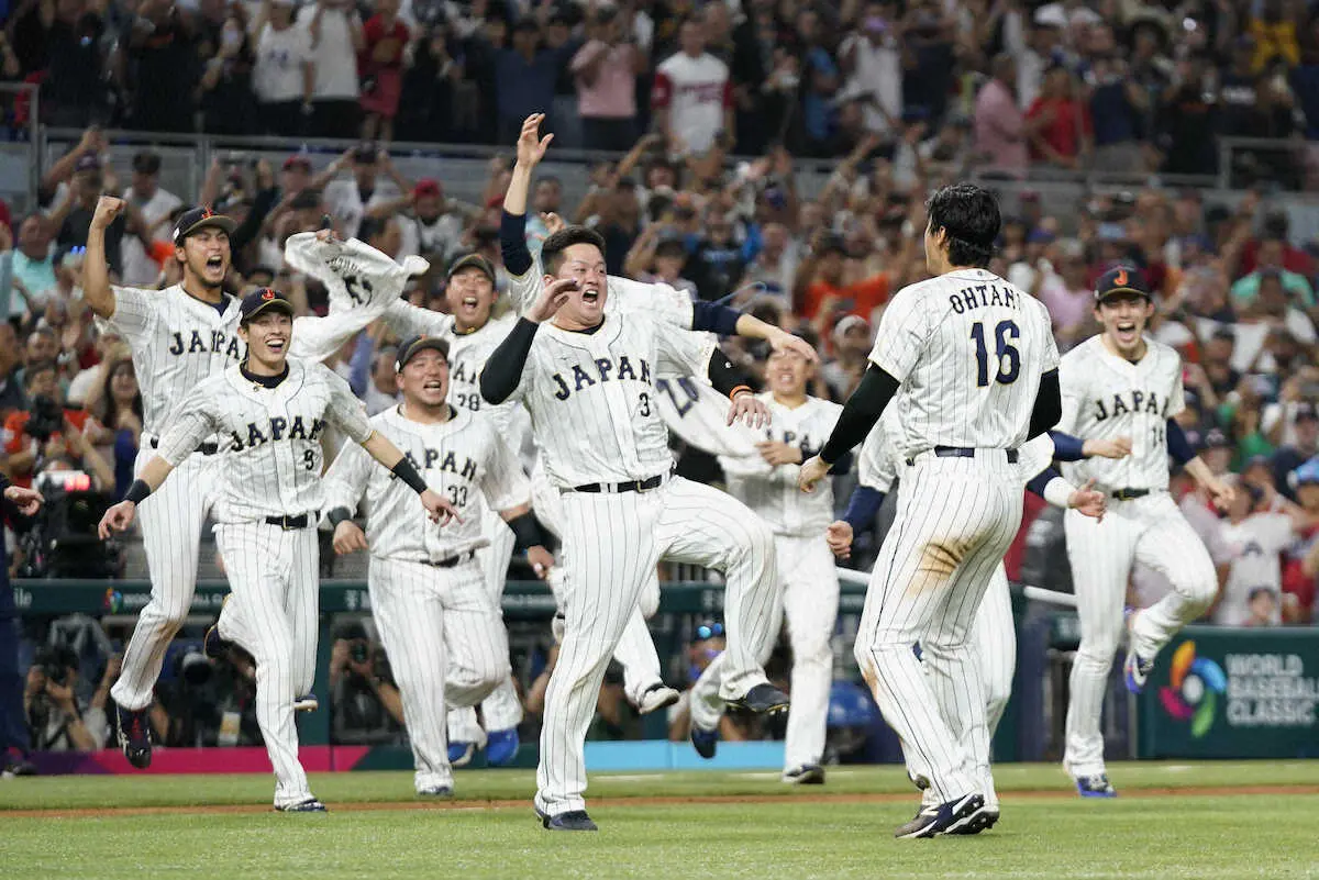 【画像・写真】侍ジャパンが凱旋帰国　祝福の放水シャワーが出迎え　ファンも警備規模もサッカーW杯超え空港大フィーバー