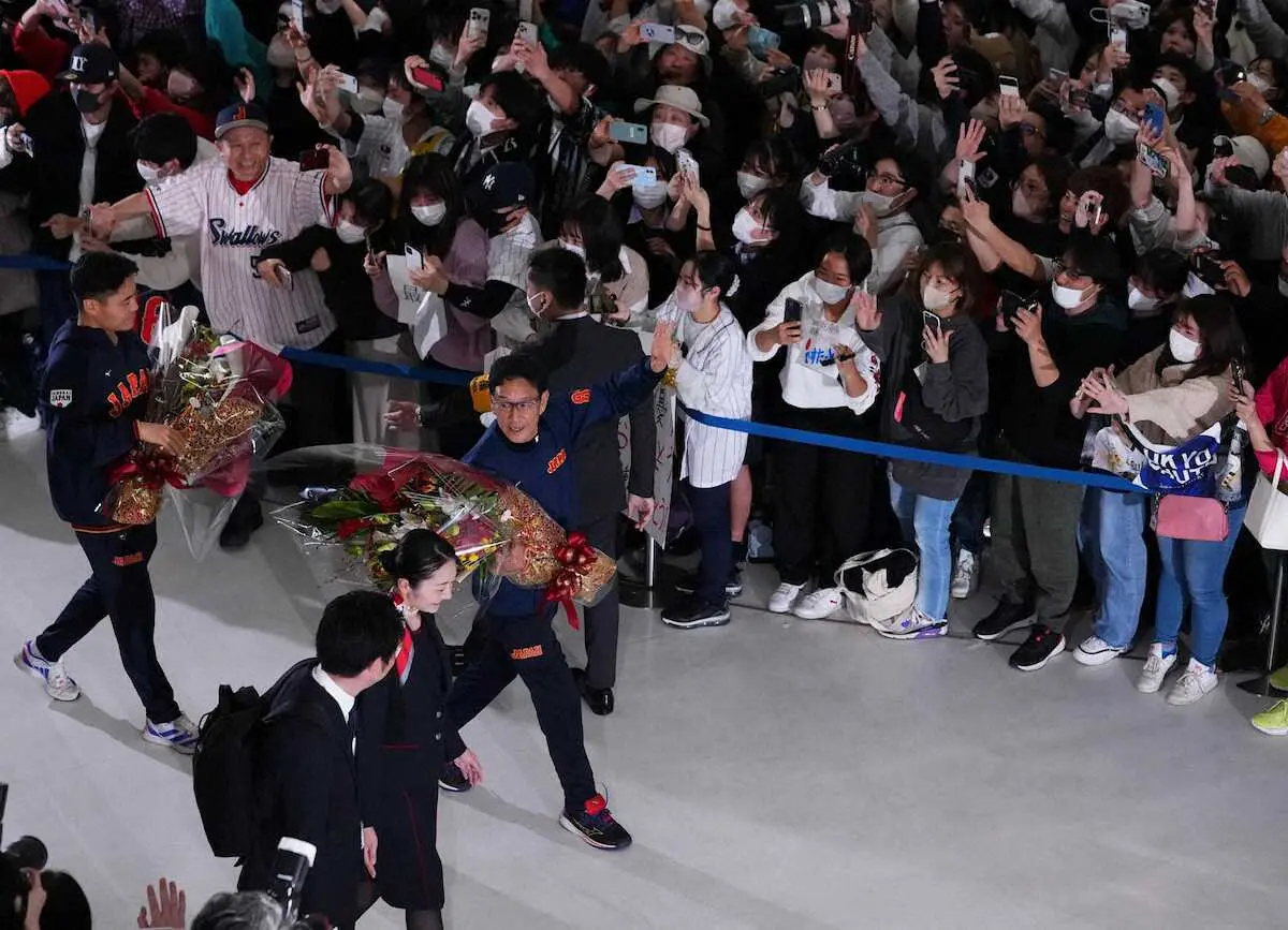 【画像・写真】侍ジャパン帰国　出迎え1200人！空港大フィーバーに選手びっくり　栗山監督は手振り「ありがとう！」