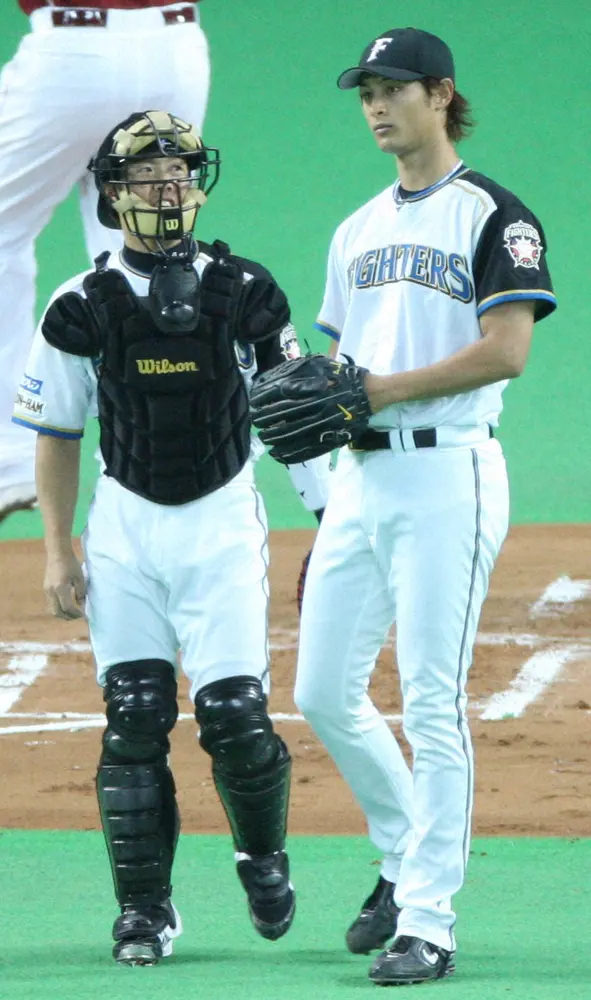 日本ハム時代の鶴岡氏（左）とダルビッシュ（2009年）
