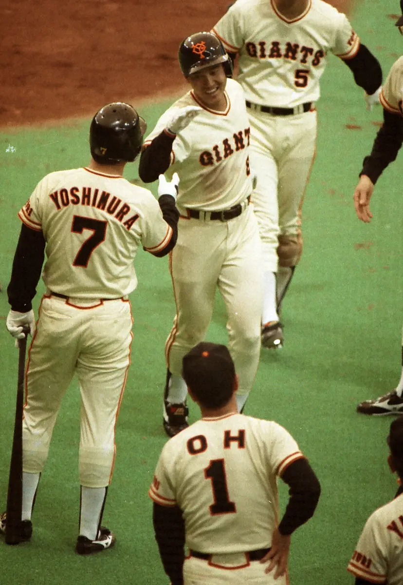 1988年4月9日、原辰徳（中）が満塁本塁打を放ち、吉村禎章（左）とハイタッチを交わす。手前は王貞治監督。巨人の東京ドーム初勝利となった