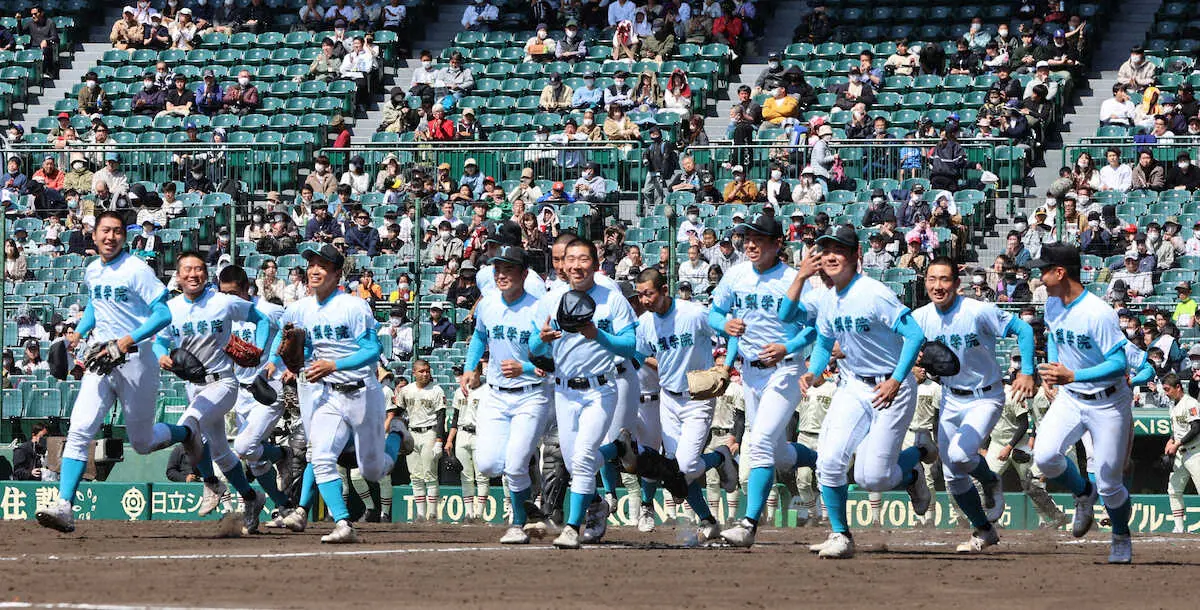 【センバツ】初の4強決めた山梨学院・吉田監督「今まで以上にのびのびやってくれた」打線が12得点と爆発