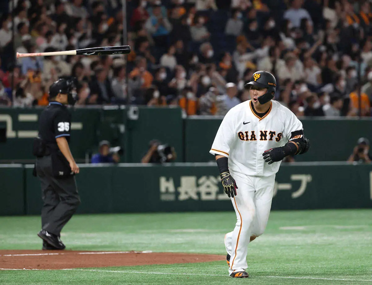 ＜巨・中＞6回、本塁打を放った中田翔は確信歩きからバットを放り投げる　（撮影・西川祐介）