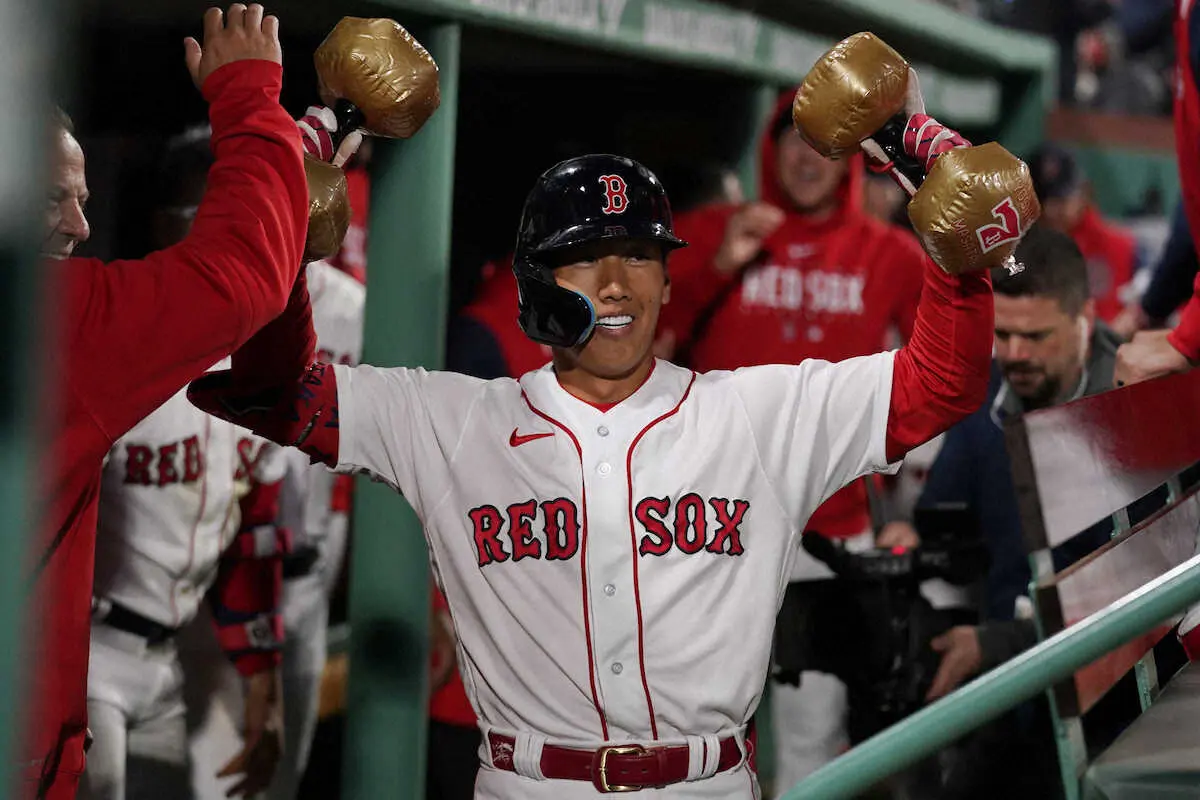 レッドソックス・吉田のメジャー初本塁打“オリ流祝福”に「ダンベルもボストンデビューか」「嬉しい」