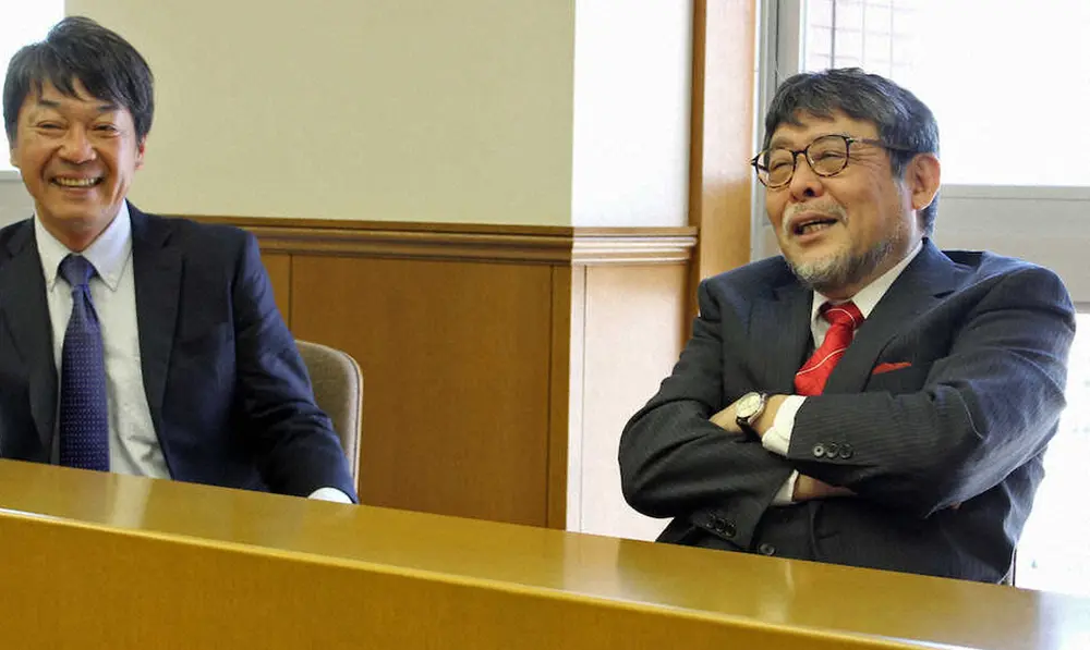 取材に答える阪神大学野球連盟・濱名篤会長（右）と岡常任理事