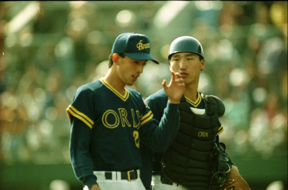 1990年、オリックスでバッテリーを組んだ星野伸之投手（左）と中嶋聡捕手