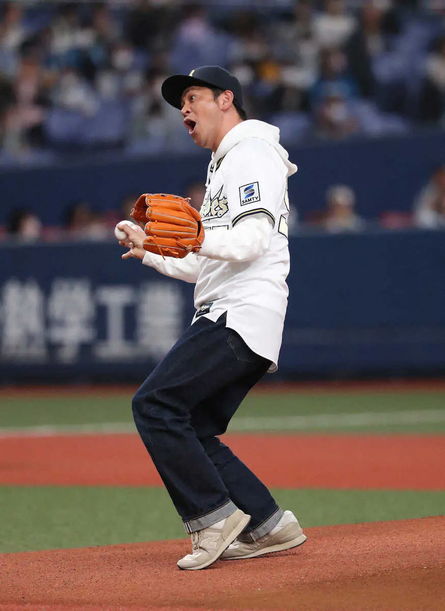 「ますだおかだ」岡田圭右が京セラDで始球式　ペッパーミルポーズで滑り「まさにペッパー滑るでした」