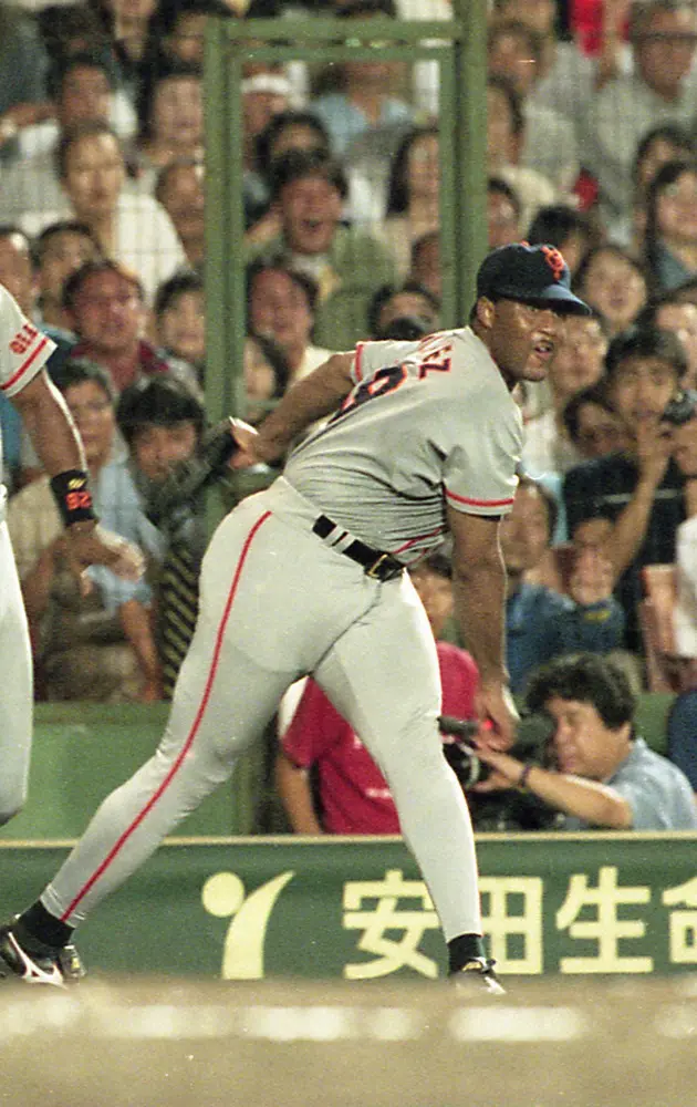 98年阪神戦で主審にボールを投げつけ退場となった巨人・ガルベス投手