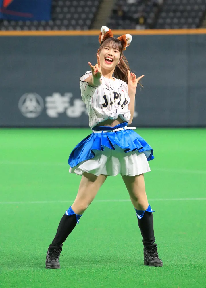 侍ジャパンの試合でもきつねダンスを披露した「ファイターズガール」の滝谷美夢さん