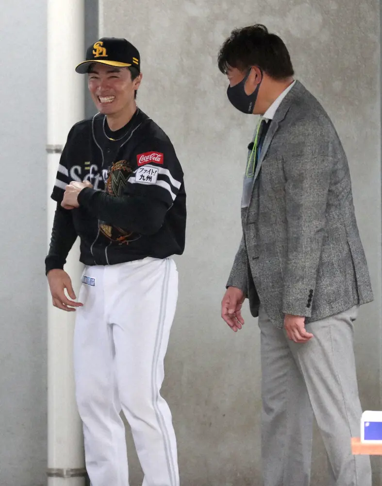 ソフトバンク宮崎キャンプで投球練習を終えた和田（左）と話をする松坂氏