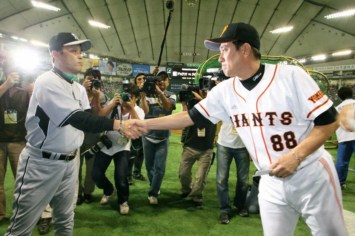 メンバー表交換で握手をかわす阪神・岡田彰布監督（左）と巨人・原辰徳監督（2008年撮影）
