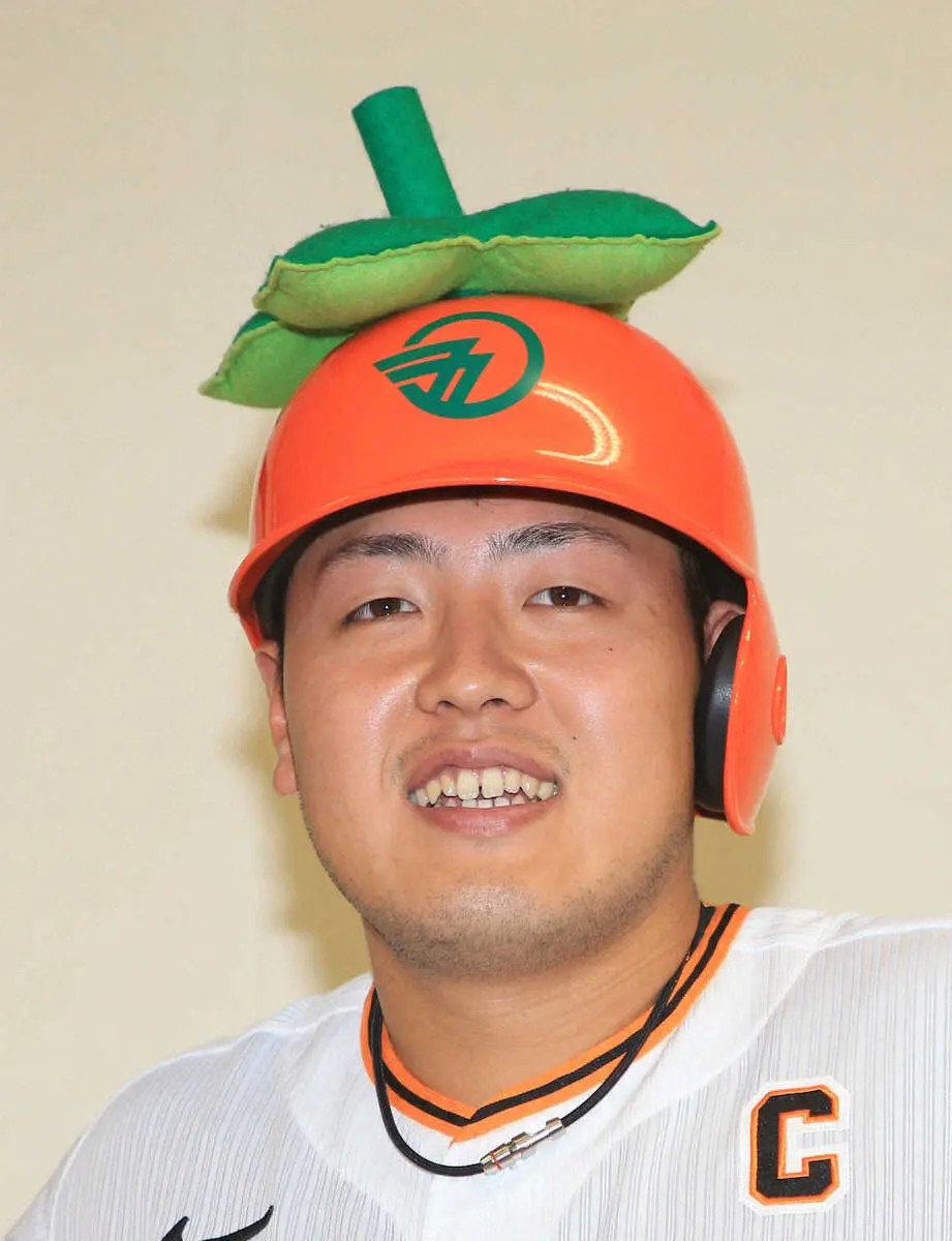 柿の名産地五條市の観光大使に就任した岡本和は、柿をかたどったヘルメットにご満悦な表情（撮影・西川　祐介）