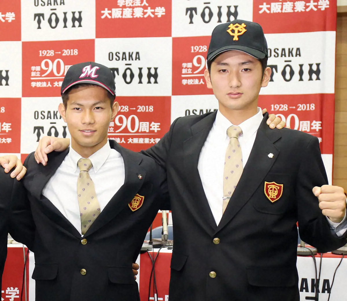 2018年のドラフトを終え肩を組むロッテ1位・藤原恭大（左）と巨人4位の横川凱
