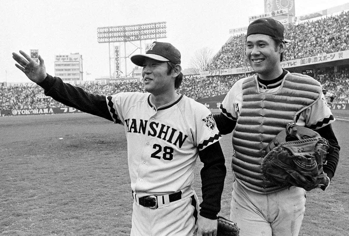 1975年4月20日、巨人を完封し、150勝目を挙げた阪神・江夏（左）は田淵とファンの歓声に応える