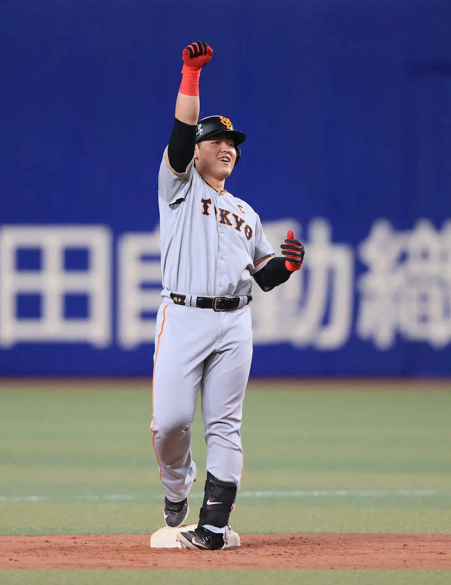 巨人・岡本和真　9回に豪快フェン直二塁打　今季12度目の得点圏で初めて安打＆打点　一塁も守る