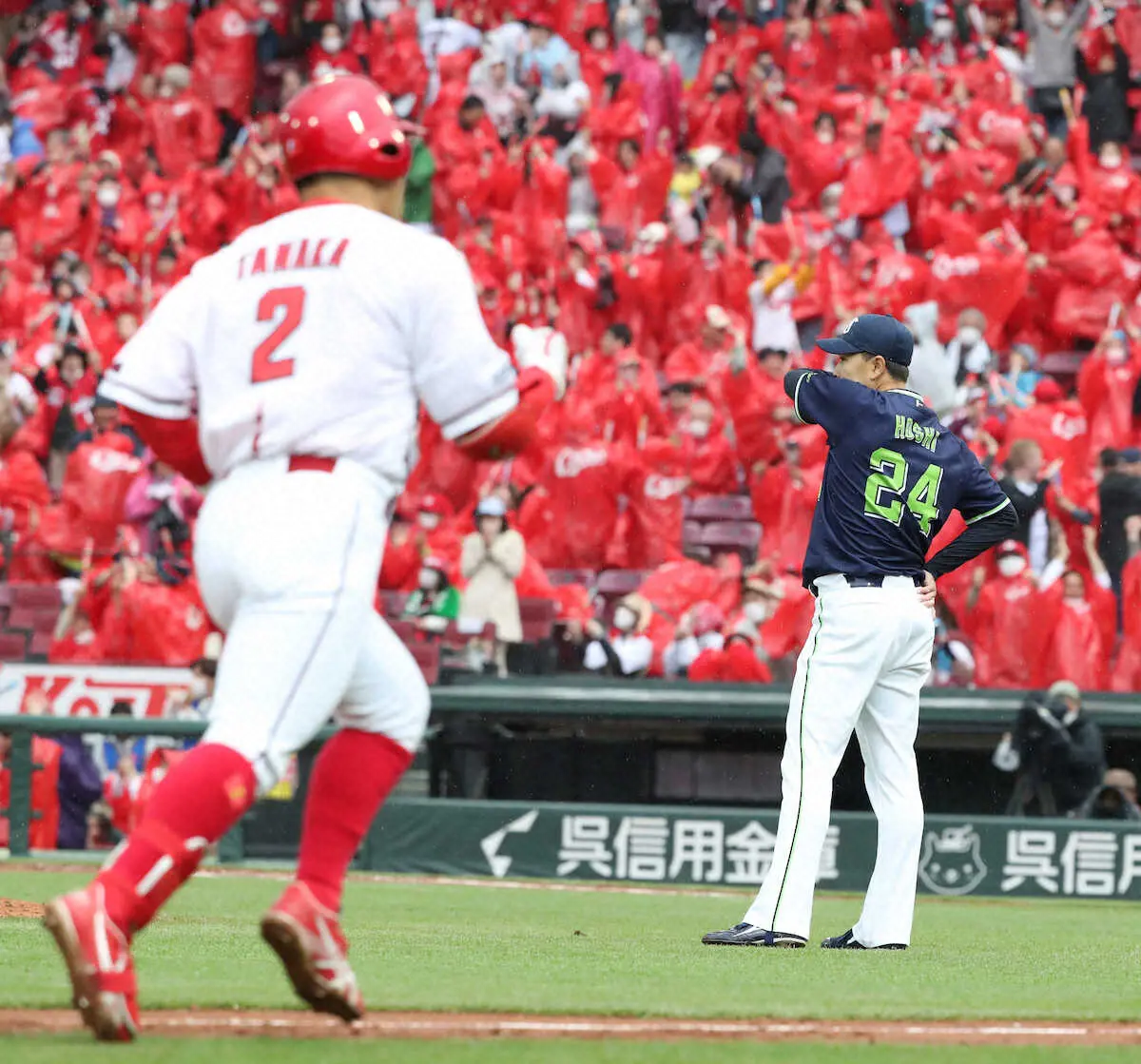 ＜広・ヤ＞6回2死満塁、田中（左手前）に満塁本塁打を打たれた星（右）（撮影・奥　調）