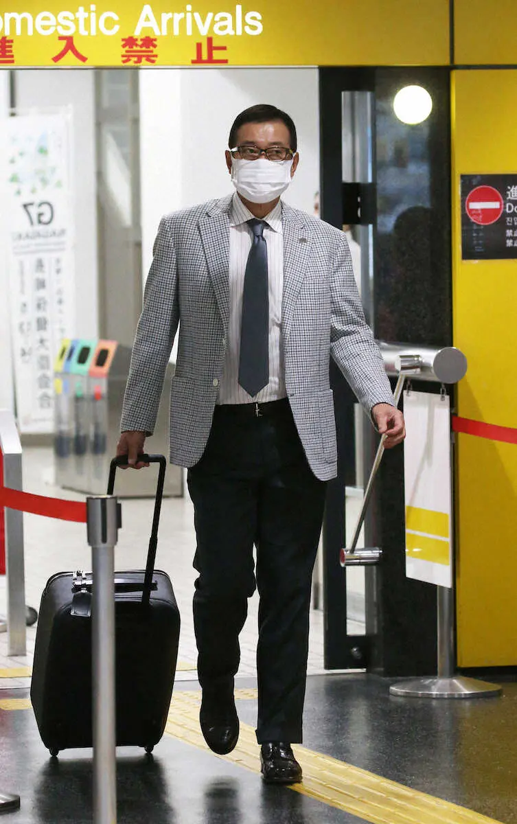 厳しい表情で長崎空港に到着した原監督　（撮影・西川祐介）