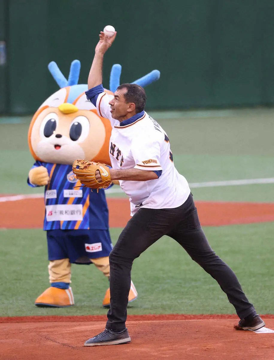 J2長崎・カリーレ監督が巨人―DeNA戦で始球式「いい投球ができた」
