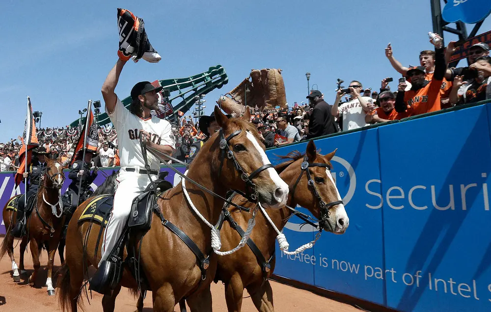 本拠地開幕戦セレモニーで馬に乗って球場内を一周するジャイアンツのマディソン・バムガーナー（AP）