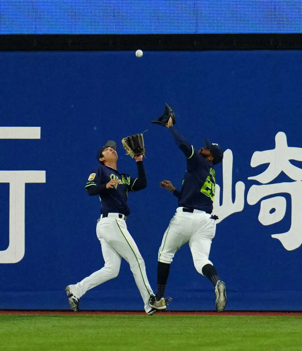 ＜D・ヤ＞7回、ランニング本塁打となった関根の打球を追い激突する太田（左）とサンタナ（撮影・島崎忠彦）